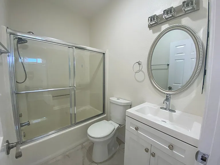 Upstairs 2BD Apartment Home! Great PB Location! Garage! AC! — Photo 21