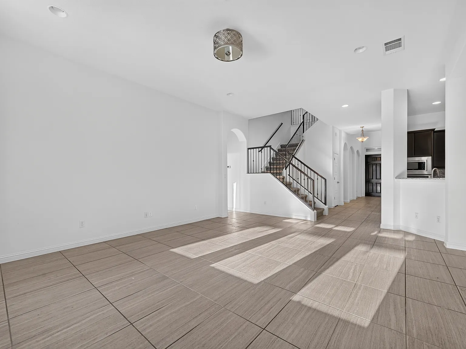4 bed, 3136 sqft, $3,100 — Photo 2