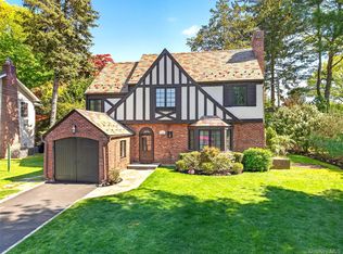 102 Quaker Ridge Rd, Manhasset, NY 11030