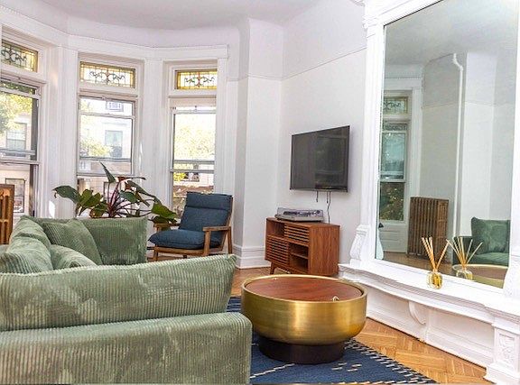 3rd image of 39 Hawthorne St Floor 2