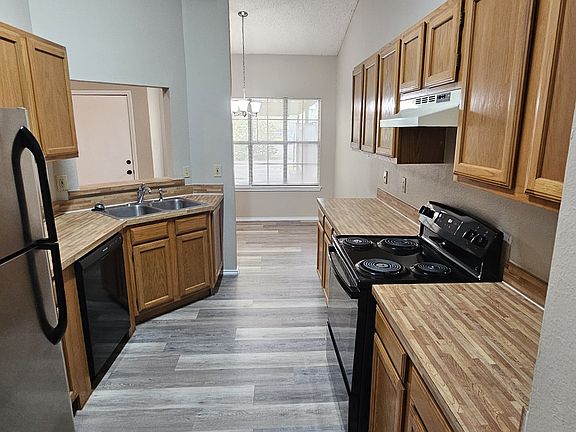 2nd image of 618 Canterbury St