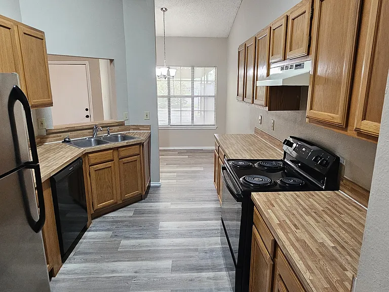 618 Canterbury St — Photo 2