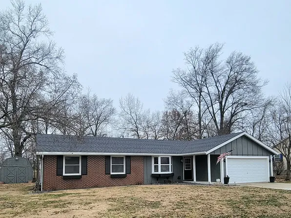 8467 N Empire Dr, Altamont, IL 62411