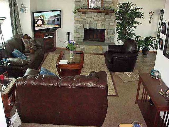 5th image of 2419 Talon St NE