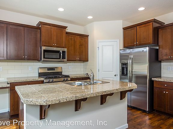 4th image of 2607 NE Hawthorne Cir