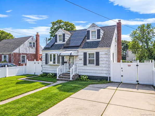 223 N Fulton Avenue, Lindenhurst, NY 11757