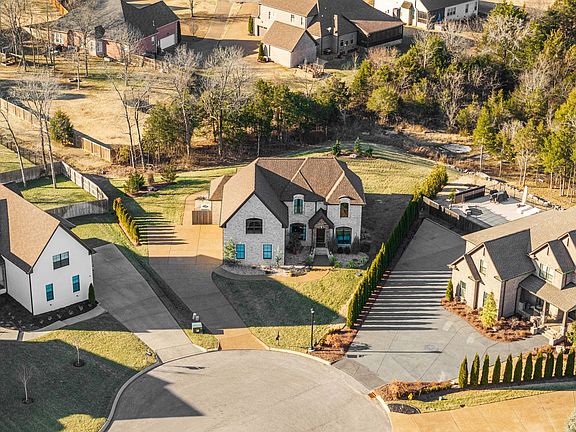 3rd image of 2901 Carisbrooke Dr