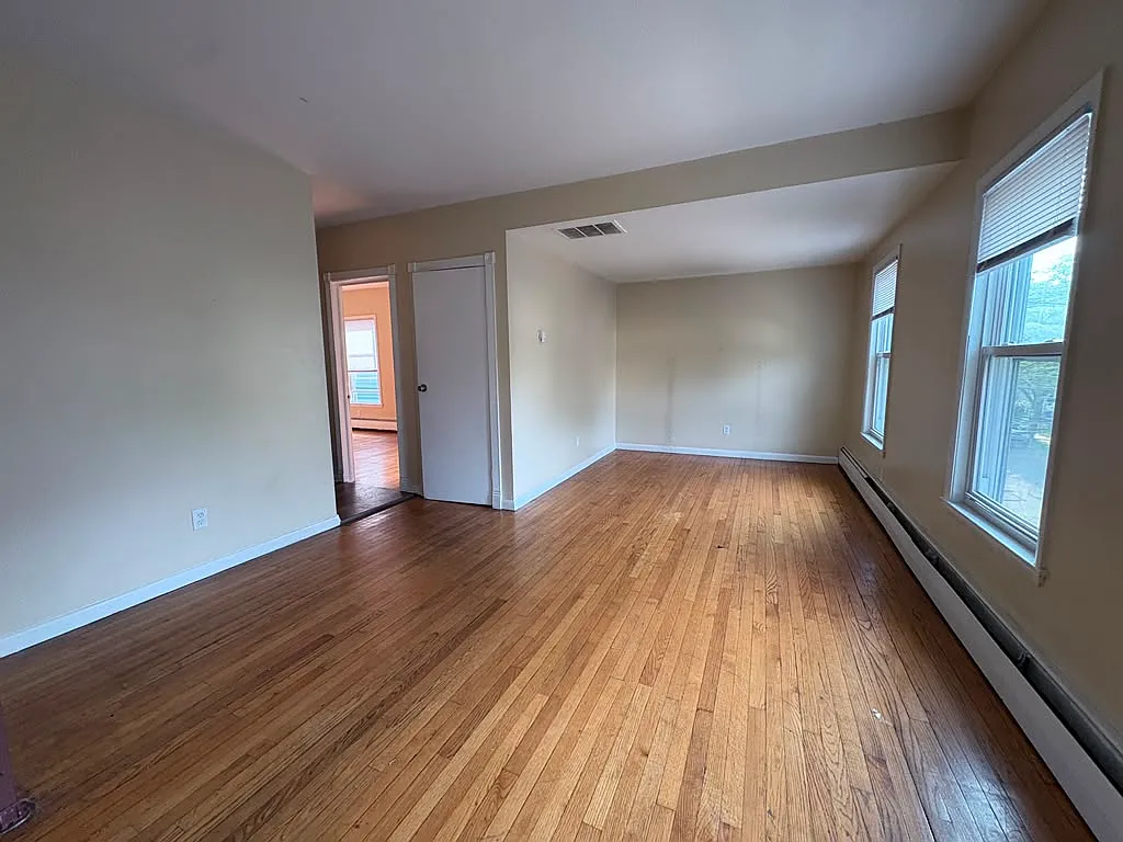 4 bed, $2,100 — Photo 2
