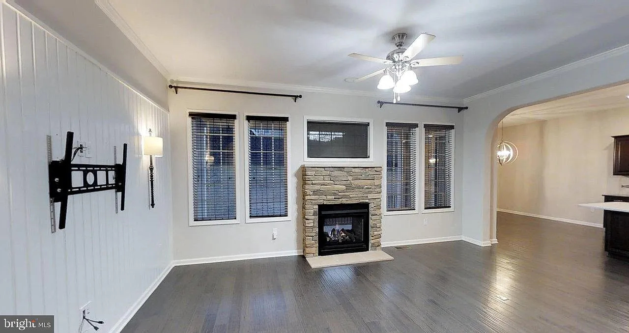 5 bed, 4.5 bath, 4689 sqft, $5,120 — Photo 4