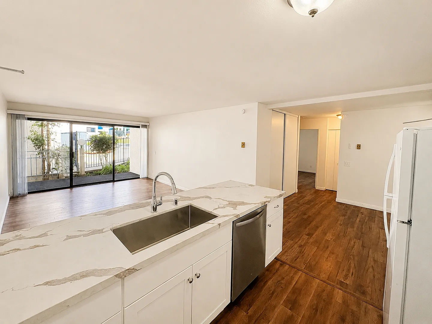 Pines of La Jolla Condo, 2BR/2BA - Wood Floors - 2 Car Parking — Photo 1