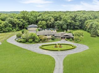 215 Woodhaven Ln, Barrington, IL 60010