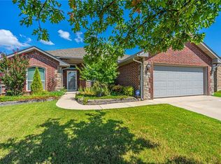 827 SW 14th St, Moore, OK 73160