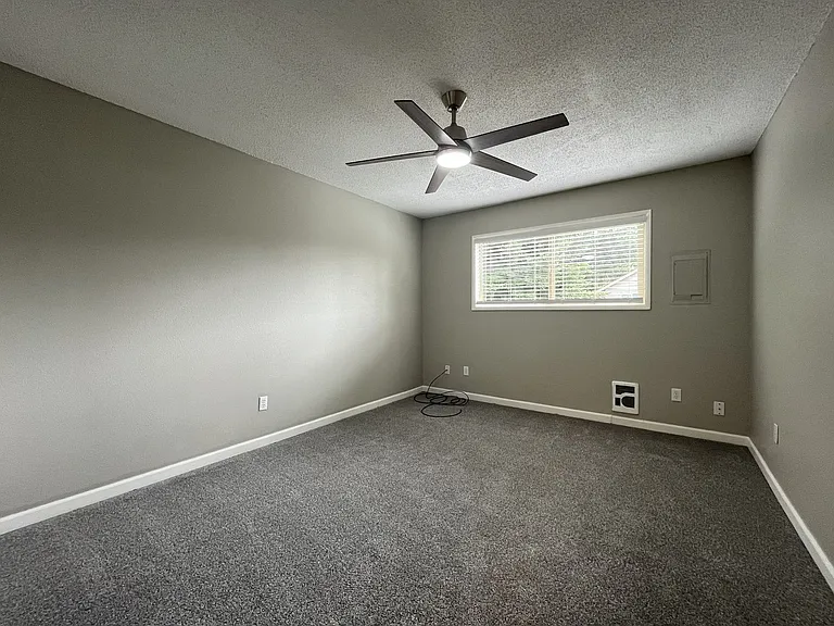15827 NE Glisan St #12 — Photo 20