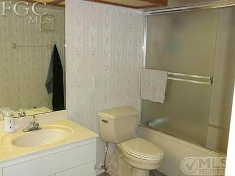 Master Bath with Jetted Tub.