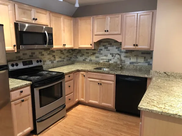 131 Franklin St APT 406, Stoneham, MA 02180