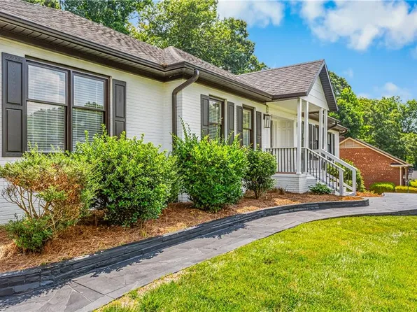 245 Heathcliff Pl, Winston Salem, NC 27104