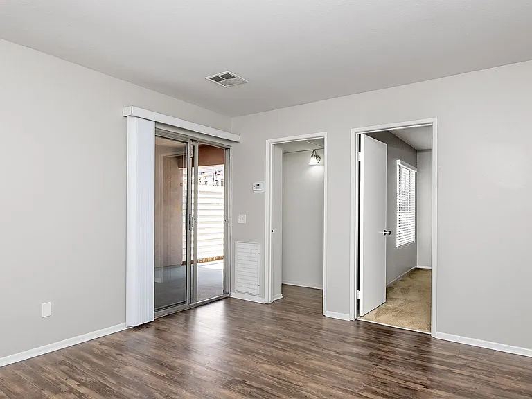 407-409 W Lexington Dr — Photo 10