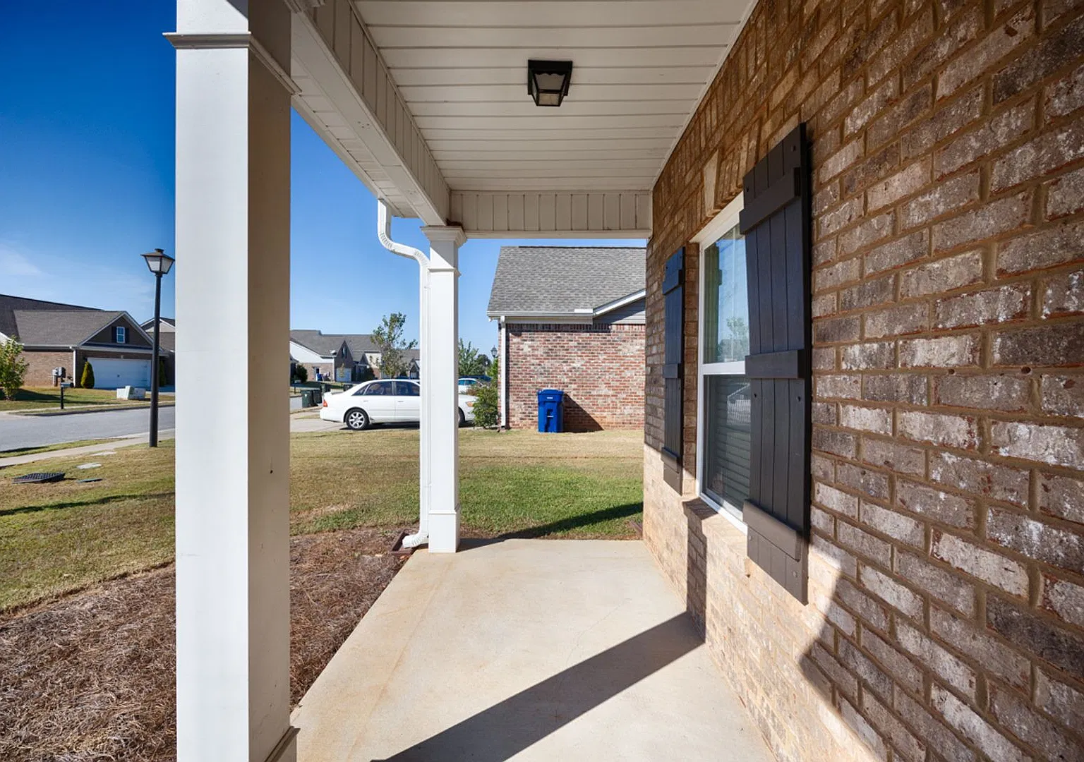 Spacious 4-Bedroom Home with Large Living & Dining Areas — Photo 4