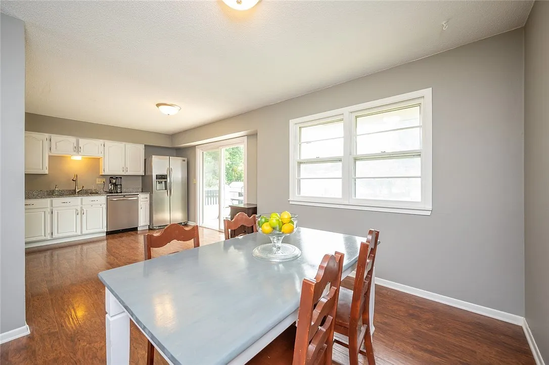 5 bed, 2.5 bath, 2000 sqft, $2,199 — Photo 2