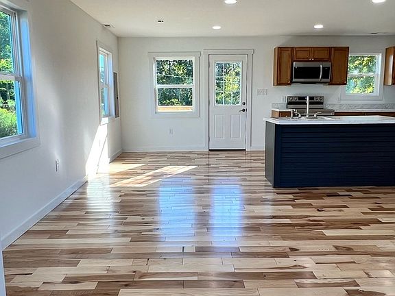 5th image of 163 Reservoir Ln