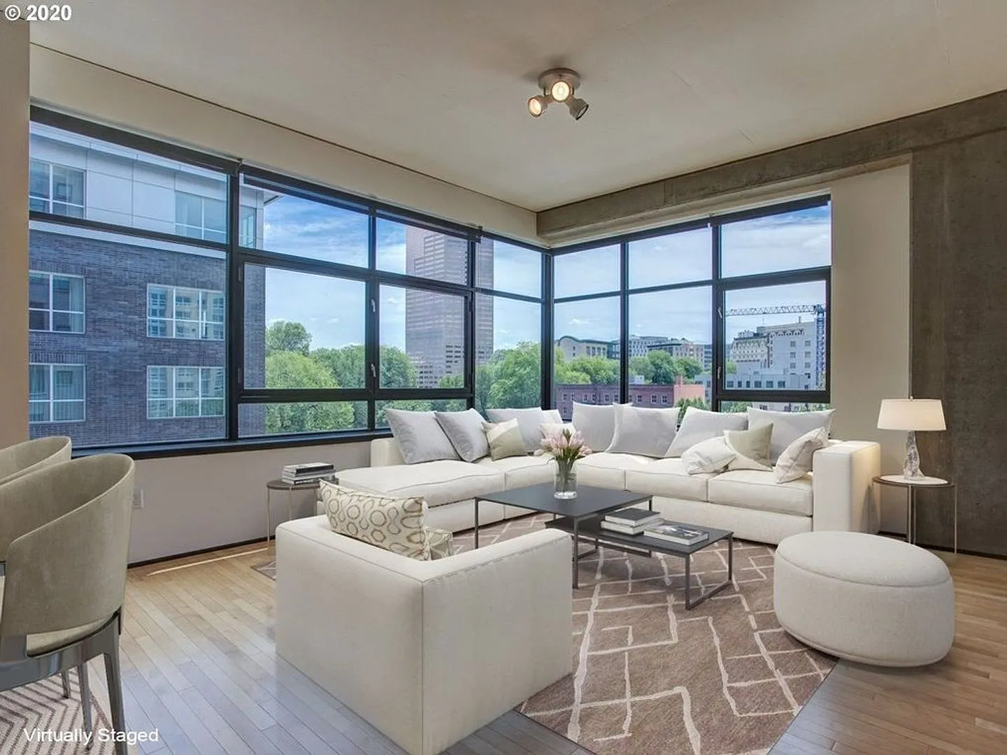 Elizabeth Tower Condo in the Pearl — Photo 4