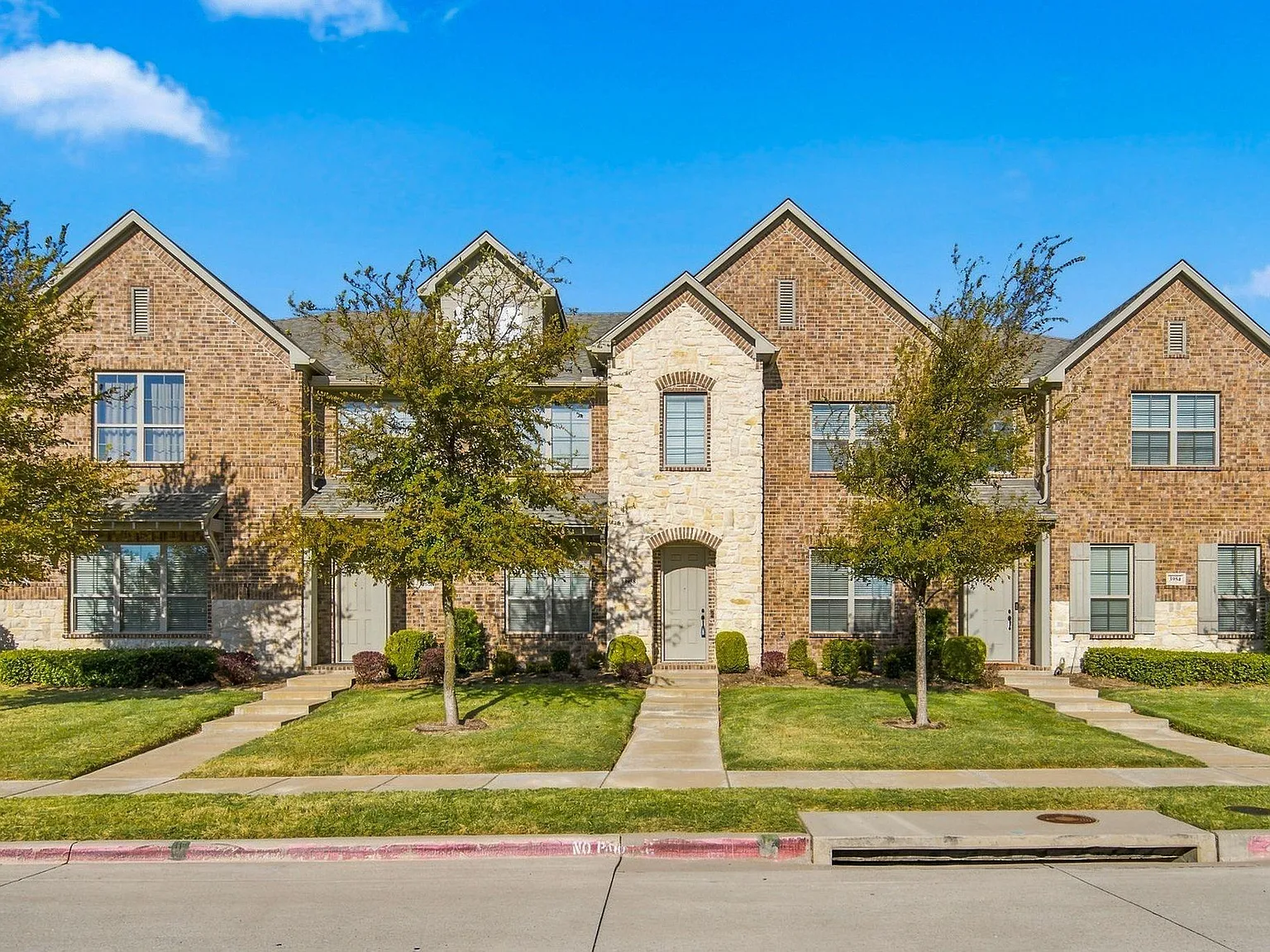 3 bed, 2.5 bath, 1695 sqft, $2,600 — Photo 1