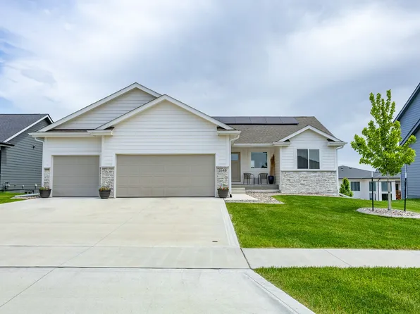 2645 Serenity Dr, Waukee, IA 50263