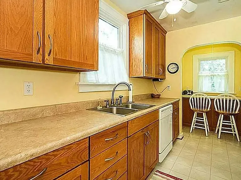 390 30th St SE — Photo 2