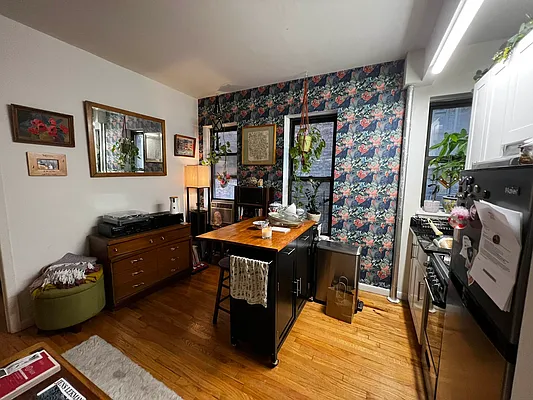 Rented by Salon Realty Corp | media 1