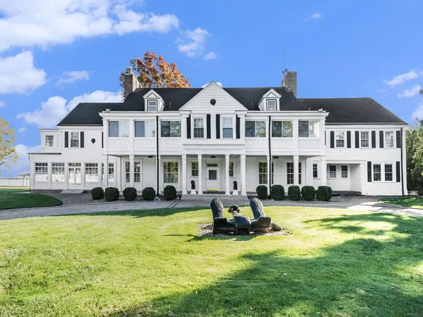 19123 Parke Ln, Grosse Ile, MI 48138