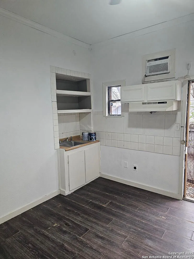 Studio Apartment Near Downtown! — Photo 2