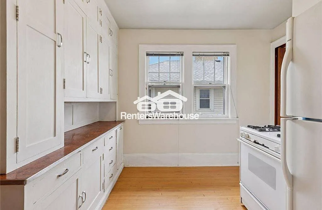 Spacious 2 Bedroom 1 Bath Upper Level Duplex in St. Paul — Photo 4