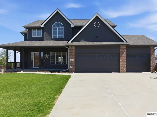 1911 Lakewood Dr, Papillion, NE 68046