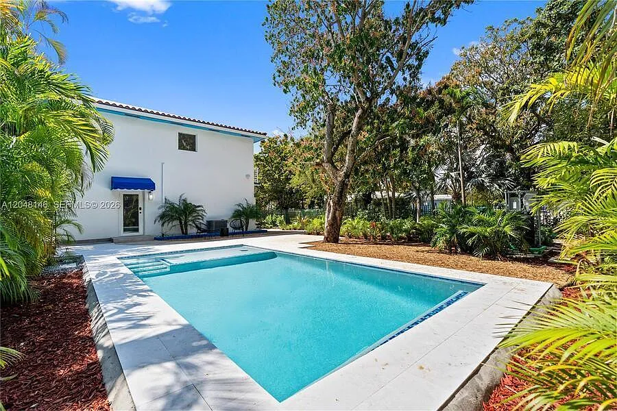 4 bed, 4.5 bath, 2500 sqft, $10,500 — Photo 3