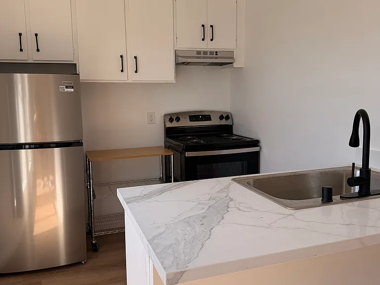Salt & Vine Oceanside Apartments — Photo 12
