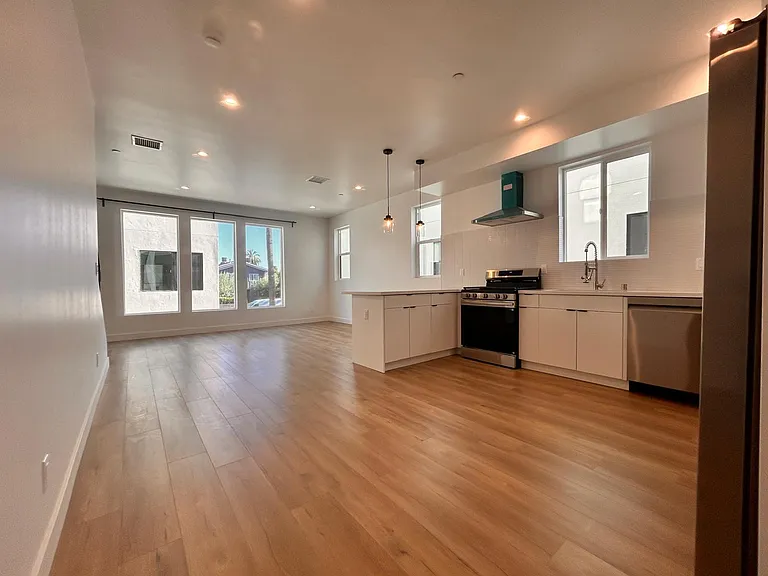 1177 3/4 Leighton Ave #1 — Photo 2