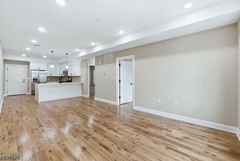 2 bed, 900 sqft, $2,300 — Photo 2