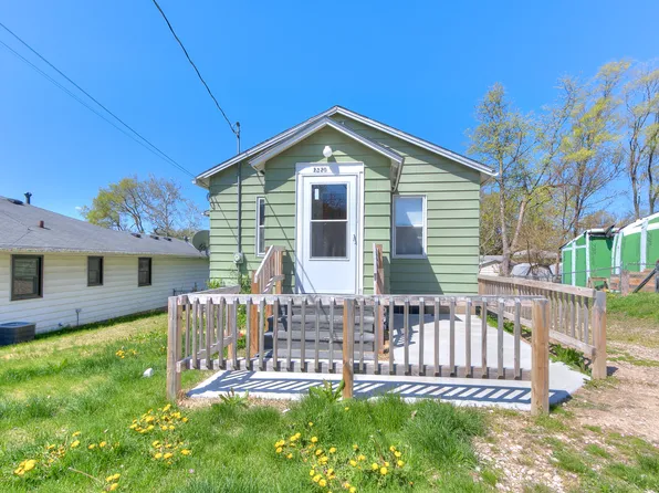 2320 E 40th Ct, Des Moines, IA 50317