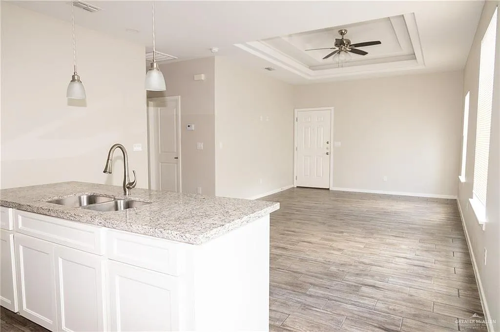 2 bed, 2.0 bath, 949 sqft, $1,185 — Photo 4