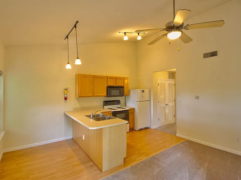 Scholar's Quad Collegiate Apartments — Photo 11