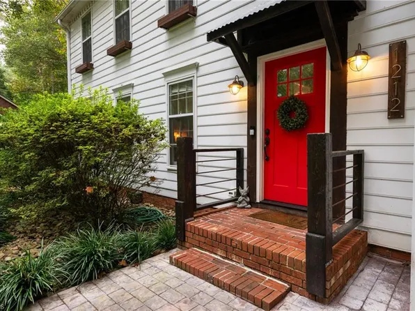 1212 Whispering Wind Dr, Pfafftown, NC 27040