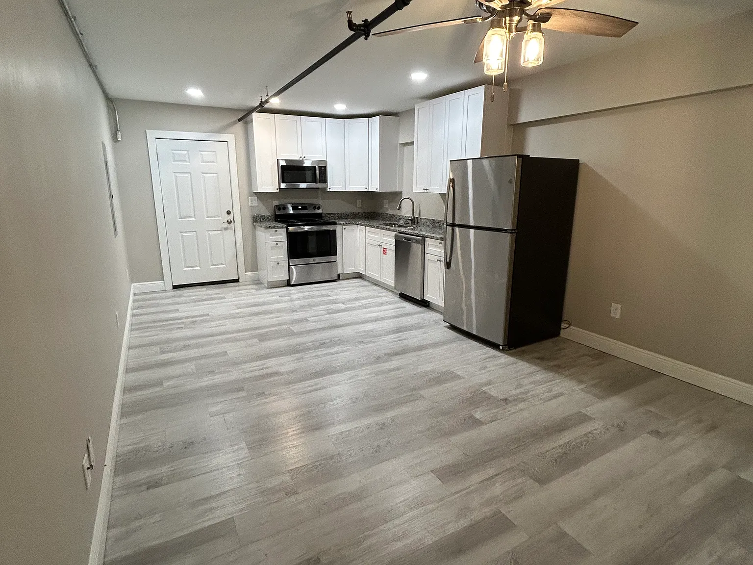 1 bed, 850 sqft, $1,300 — Photo 3