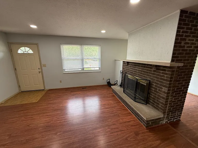 100 Bristol Ct — Photo 2
