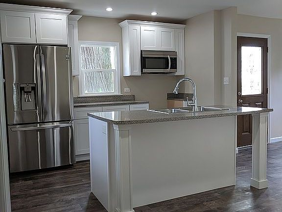 5th image of 840 E Division St