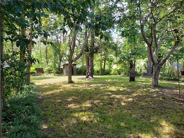 305 Sussex Ct — Photo 2