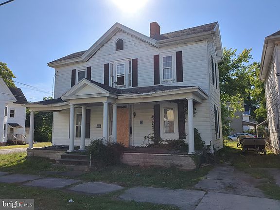 2nd image of 612 2nd St