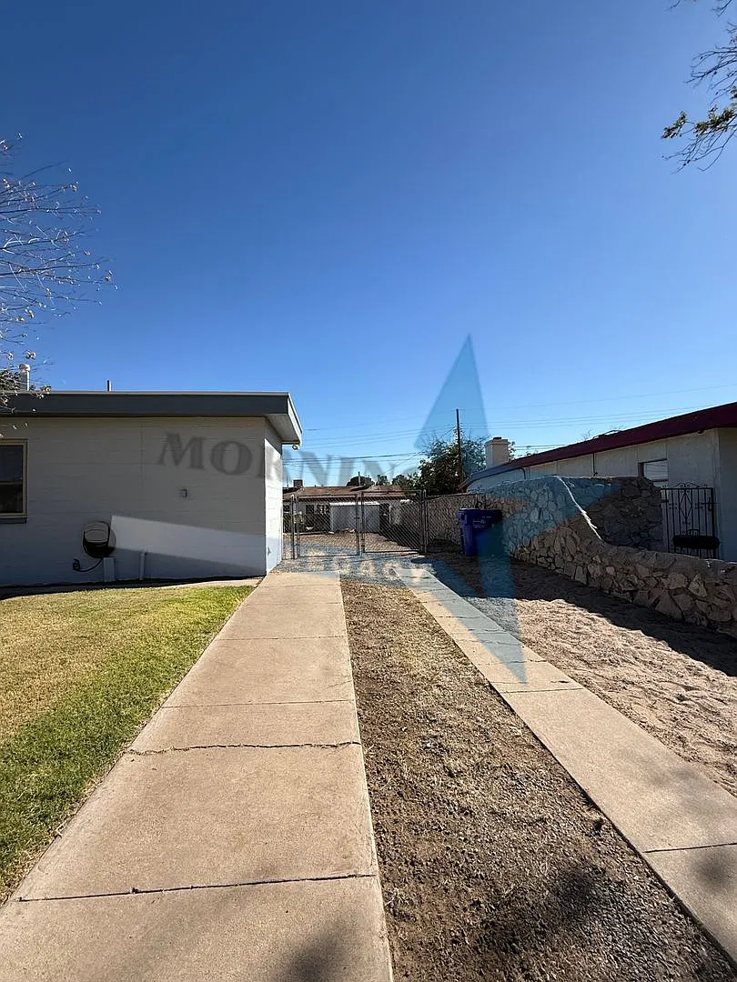 Sweet 2 Bedroom Home! Recently renovated, large yard and mini splits! — Photo 3