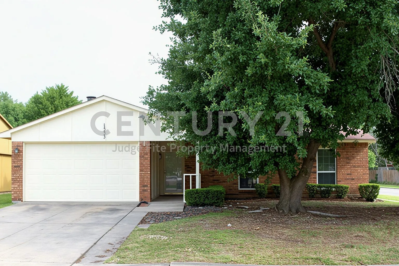 Charming 3/2/2 on Corner Lot in Grand Prairie For Rent! — Photo 1