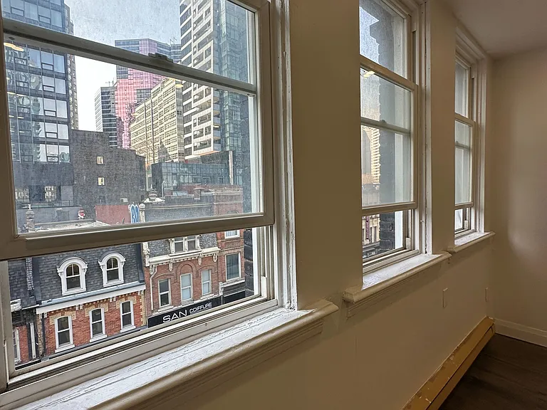 565 Yonge St #4 — Photo 17