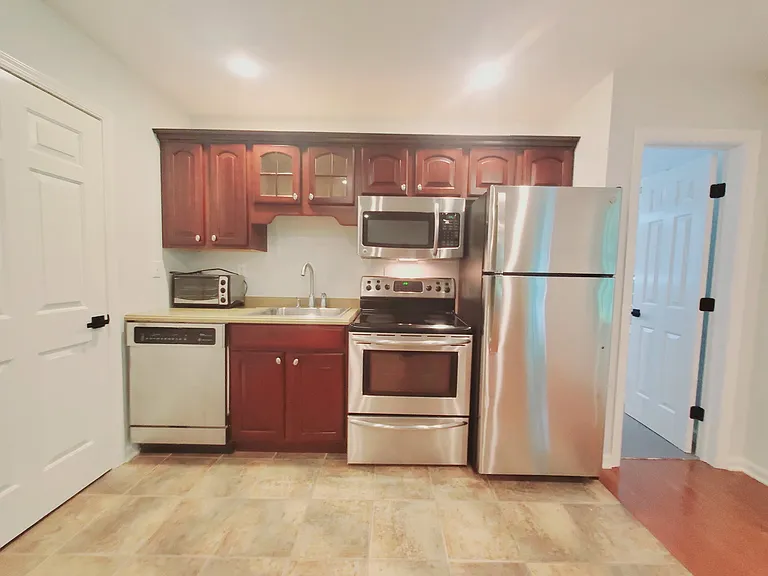 12 Hickory Dr #B — Photo 1
